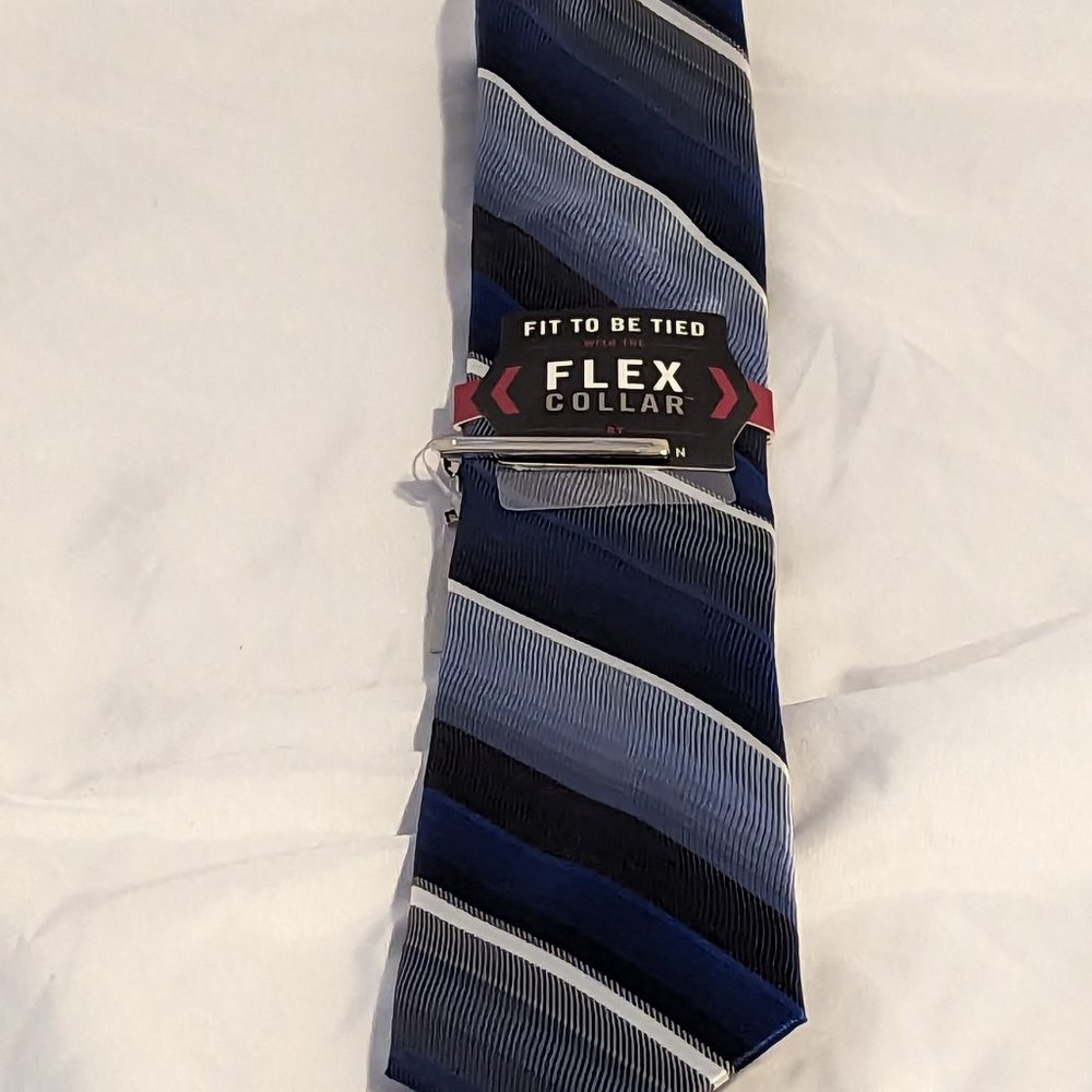 Van Heusen  Flex Collar Tie  Blue Striped W/ Tie Clip Blue Stripped